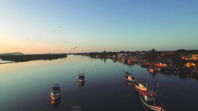 Entardecer na lagoa em Balneário Barra do Sul