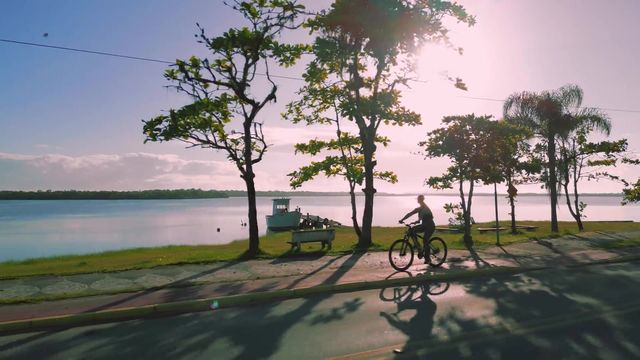 Orla da lagoa em Balneário Barra do Sul